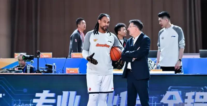 世界杯赛事直播app下载官网-杜锋一战引众怒！外援选择失败，防守大空，用人还一塌糊涂！